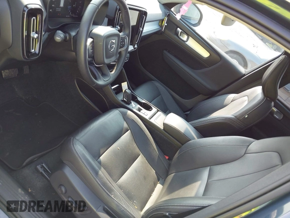 2021 Volvo XC40 Momentum with VIN YV4162UK1M2464500, listed as a IAAI auction lot 42504680 with 29,130 mi miles and . Bid and sale history available at DreamBid. Image 20.