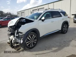 2023 Nissan Pathfinder Platinum z VIN 5N1DR3DGXPC272592, wystawiony jako Copart lot #46348395 z przebiegiem 27 669 mil mil oraz Szkoda całkowita • Salvage title. Historia ofert i sprzedaży dostępna na DreamBid. Obrazek 1.