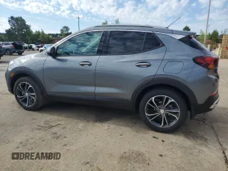 2022 Buick Encore GX Essence с VIN KL4MMFSL6NB007959, выставлен на аукционе Copart как лот 55528205 с пробегом 63 916 миль миль и Чистый • Clean title. История ставок и продаж доступна на DreamBid. Изображение 2.