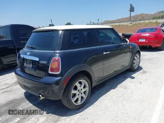 2008 MINI Hardtop z VIN WMWMF33528TT64971, wystawiony jako IAAI lot #42374839 z przebiegiem 119 385 mil mil oraz . Historia ofert i sprzedaży dostępna na DreamBid. Obrazek 4.