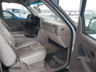 2004 Chevrolet Tahoe LT with VIN 1GNEC13ZX4J131652, listed as a IAAI auction lot 41551921 with 395,802 mi miles. Bid and sale history available at carsss.com. Image 5.