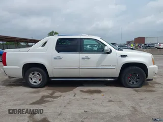 2010 Cadillac Escalade EXT z VIN 3GYVKLEF4AG171775, wystawiony jako IAAI lot #42413511 z przebiegiem Nie podano mil oraz . Historia ofert i sprzedaży dostępna na DreamBid. Obrazek 13.