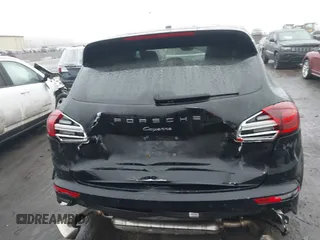 2018 Porsche Cayenne z VIN WP1AA2A26JKA04958, wystawiony jako IAAI lot #41477256 z przebiegiem 82 395 mil mil oraz . Historia ofert i sprzedaży dostępna na DreamBid. Obrazek 16.