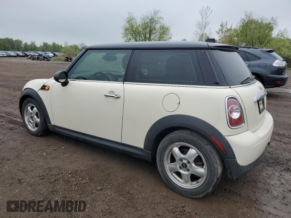 2011 MINI Hardtop z VIN WMWSU3C56BT096298, wystawiony jako Copart lot #55764375 z przebiegiem 141 499 mil mil oraz Szkody całkowita. Historia ofert i sprzedaży dostępna na DreamBid. Obrazek 2.