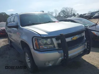2013 Chevrolet Suburban LS with VIN 1GNWKLEGXDR305591, listed as a IAAI auction lot 41785334 with 203,613 mi miles. Bid and sale history available at carsss.com. Image 1.