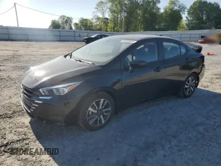 2023 Nissan Versa SV z VIN 3N1CN8EV5PL873535, wystawiony jako Copart lot #52200935 z przebiegiem 24 800 mil mil oraz Szkoda całkowita • Salvage title. Historia ofert i sprzedaży dostępna na DreamBid. Obrazek 1.