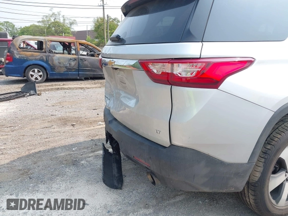 2019 Chevrolet Traverse LT z VIN 1GNERHKW7KJ257026, wystawiony jako IAAI lot #42397645 z przebiegiem 78 977 mil mil oraz . Historia ofert i sprzedaży dostępna na DreamBid. Obrazek 19.