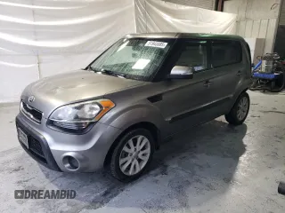 2013 Kia Soul + z VIN KNDJT2A61D7584352, wystawiony jako Copart lot #51945585 z przebiegiem 109 008 mil mil oraz Szkoda całkowita • Salvage title. Historia ofert i sprzedaży dostępna na DreamBid. Obrazek 1.
