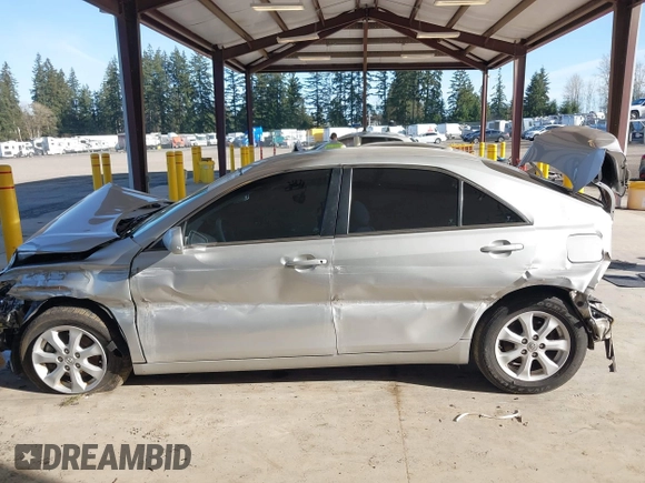 2011 Toyota Camry LE z VIN 4T1BF3EK3BU231811, wystawiony jako IAAI lot #41948136 z przebiegiem 133 722 mil mil oraz . Historia ofert i sprzedaży dostępna na DreamBid. Obrazek 14.