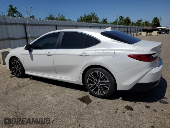 2025 Toyota Camry LE z VIN 4T1DAACK4SU520274, wystawiony jako Copart lot #54437705 z przebiegiem 9 078 mil mil oraz Czysty tytuł • Clean title. Historia ofert i sprzedaży dostępna na DreamBid. Obrazek 2.