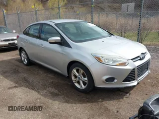 2013 Ford Focus SE z VIN 1FADP3F20DL122164, wystawiony jako IAAI lot #41955687 z przebiegiem 276 753 mil mil oraz . Historia ofert i sprzedaży dostępna na DreamBid. Obrazek 1.