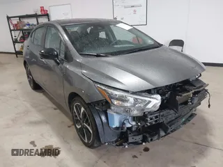 2024 Nissan Versa SR z VIN 3N1CN8FV1RL905320, wystawiony jako IAAI lot #42194453 z przebiegiem 25 773 mil mil oraz . Historia ofert i sprzedaży dostępna na DreamBid. Obrazek 1.