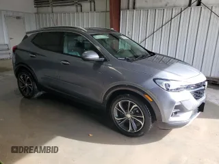 2020 Buick Encore GX Essence z VIN KL4MMFSL4LB095343, wystawiony jako Copart lot #47277695 z przebiegiem 135 502 mil mil oraz Czysty tytuł • Clean title. Historia ofert i sprzedaży dostępna na DreamBid. Obrazek 4.
