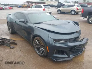 2023 Chevrolet Camaro ZL1 z VIN 1G1FK1R66P0130157, wystawiony jako IAAI lot #41531579 z przebiegiem 34 583 mil mil oraz . Historia ofert i sprzedaży dostępna na DreamBid. Obrazek 1.