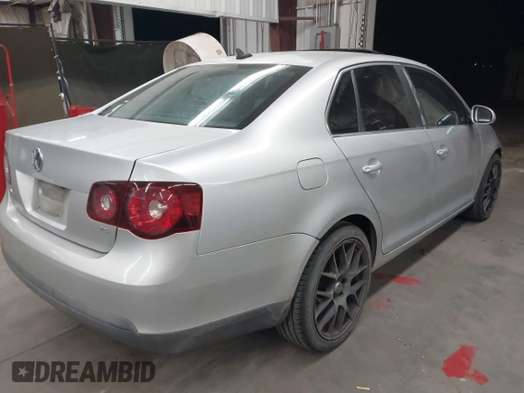2009 Volkswagen Jetta Sedan SE with VIN 3VWRM71K09M033754, listed as a IAAI auction lot 41949678 with 198,344 mi miles. Bid and sale history available at carsss.com. Image 4.