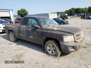 2008 Dodge Dakota z VIN 1D7HW32K58S571930, wystawiony jako Copart lot #69245074 z przebiegiem Nie podano mil oraz Szkoda całkowita • Salvage title. Historia ofert i sprzedaży dostępna na DreamBid. Obrazek 4.