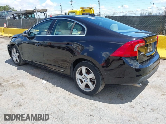 2013 Volvo S60 T5 Premier z VIN YV1612FS4D2190479, wystawiony jako IAAI lot #42244633 z przebiegiem 104 927 mil mil oraz . Historia ofert i sprzedaży dostępna na DreamBid. Obrazek 3.