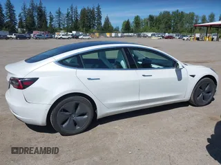 2020 Tesla Model 3 Standard Range Plus z VIN 5YJ3E1EA5LF615350, wystawiony jako IAAI lot #42194363 z przebiegiem 123 327 mil mil oraz . Historia ofert i sprzedaży dostępna na DreamBid. Obrazek 13.