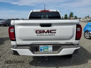 2024 GMC Canyon 4WD AT4 z VIN 1GTP6DEK8R1319281, wystawiony jako Copart lot #54380285 z przebiegiem 2383 mil mil oraz Szkody całkowita. Historia ofert i sprzedaży dostępna na DreamBid. Obrazek 6.