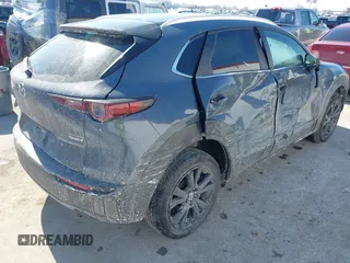 2023 Mazda CX-30 S Preferred z VIN 3MVDMBCM0PM505056, wystawiony jako IAAI lot #41647117 z przebiegiem 56 187 mil mil oraz . Historia ofert i sprzedaży dostępna na DreamBid. Obrazek 4.