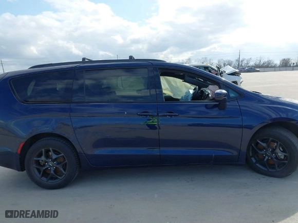 2018 Chrysler Pacifica Touring L with VIN 2C4RC1BG7JR157093, listed as a IAAI auction lot 41525270 with NaN miles. Bid and sale history available at carsss.com. Image 13.