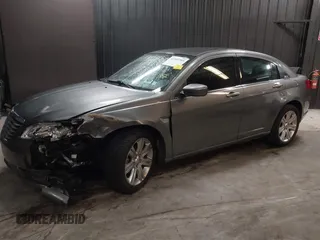 2013 Chrysler 200 Touring z VIN 1C3CCBBB2DN632705, wystawiony jako IAAI lot #42342703 z przebiegiem 40 314 mil mil oraz . Historia ofert i sprzedaży dostępna na DreamBid. Obrazek 6.