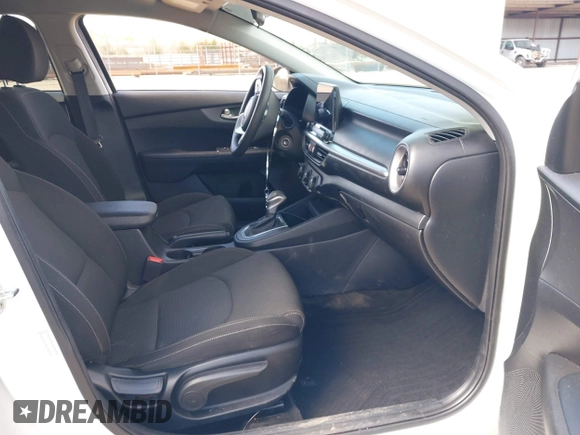 2020 Kia Forte LXS z VIN 3KPF24AD6LE252277, wystawiony jako IAAI lot #41813655 z przebiegiem 61 919 mil mil oraz . Historia ofert i sprzedaży dostępna na DreamBid. Obrazek 5.