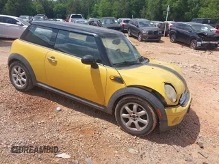 2007 MINI Hardtop z VIN WMWMF33557TT56622, wystawiony jako IAAI lot #42227758 z przebiegiem 145 258 mil mil oraz . Historia ofert i sprzedaży dostępna na DreamBid. Obrazek 1.
