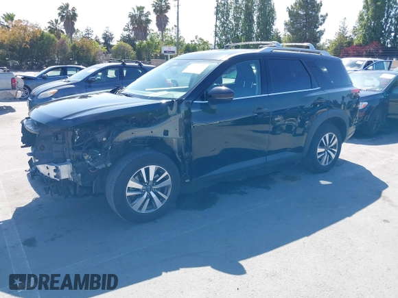 2023 Nissan Pathfinder SL z VIN 5N1DR3CC3PC225385, wystawiony jako IAAI lot #42382457 z przebiegiem 37 738 mil mil oraz . Historia ofert i sprzedaży dostępna na DreamBid. Obrazek 18.