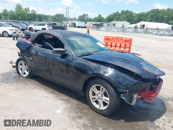 2012 Ford Mustang V6 z VIN 1ZVBP8EM6C5257151, wystawiony jako IAAI lot #42757179 z przebiegiem 210 654 mil mil oraz . Historia ofert i sprzedaży dostępna na DreamBid. Obrazek 1.