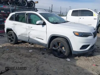 2019 Jeep Cherokee Latitude Plus z VIN 1C4PJLLX5KD403828, wystawiony jako IAAI lot #41694076 z przebiegiem 85 718 mil mil oraz . Historia ofert i sprzedaży dostępna na DreamBid. Obrazek 1.