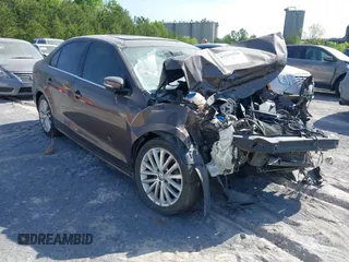 2011 Volkswagen Jetta SEL z VIN 3VWLX7AJ1BM368760, wystawiony jako IAAI lot #41259990 z przebiegiem Nie podano mil oraz . Historia ofert i sprzedaży dostępna na DreamBid. Obrazek 1.