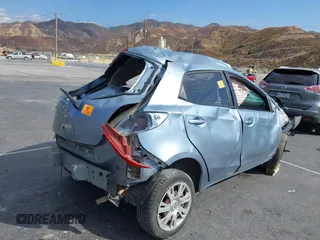 2013 Mazda 2 Sport z VIN JM1DE1KZ4D0163423, wystawiony jako IAAI lot #40404598 z przebiegiem Nie podano mil oraz . Historia ofert i sprzedaży dostępna na DreamBid. Obrazek 4.