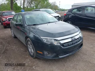 2010 Ford Fusion SE z VIN 3FAHP0HA1AR349817, wystawiony jako IAAI lot #42150424 z przebiegiem 147 976 mil mil oraz . Historia ofert i sprzedaży dostępna na DreamBid. Obrazek 1.