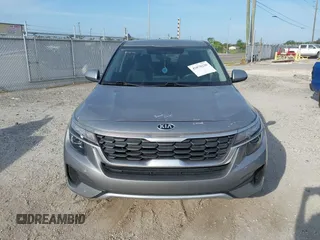 2021 Kia Seltos LX z VIN KNDEPCAAXM7136028, wystawiony jako IAAI lot #42070236 z przebiegiem 87 681 mil mil oraz . Historia ofert i sprzedaży dostępna na DreamBid. Obrazek 12.