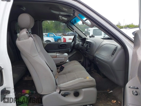 2002 Ford F-150 XL z VIN 1FTRX18L92NB61413, wystawiony jako IAAI lot #42306426 z przebiegiem 259 658 mil mil oraz . Historia ofert i sprzedaży dostępna na DreamBid. Obrazek 5.