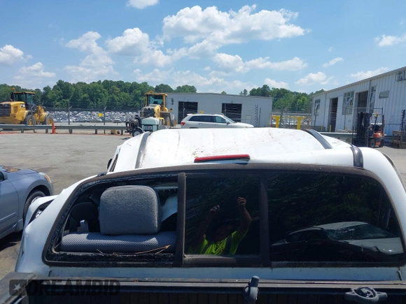 2015 Toyota Tacoma with VIN 3TMLU4EN1FM195626, listed as a IAAI auction lot 42571649 with 135,699 mi miles and . Bid and sale history available at DreamBid. Image 17.