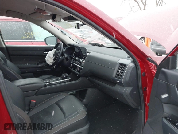 2023 Nissan Pathfinder SL z VIN 5N1DR3CC4PC223161, wystawiony jako IAAI lot #41391697 z przebiegiem 29 932 mil mil oraz . Historia ofert i sprzedaży dostępna na DreamBid. Obrazek 5.