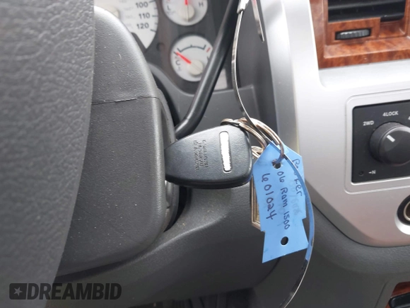 2006 Dodge 1500 SLT z VIN 1D7HU18216S562740, wystawiony jako IAAI lot #42403092 z przebiegiem 124 924 mil mil oraz . Historia ofert i sprzedaży dostępna na DreamBid. Obrazek 11.