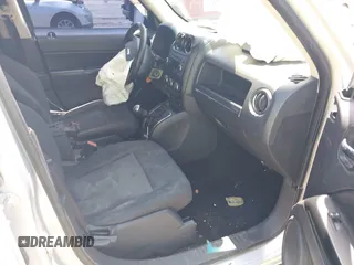 2010 Jeep Patriot Sport z VIN 1J4NT2GB0AD558029, wystawiony jako IAAI lot #42269384 z przebiegiem 231 583 mil mil oraz . Historia ofert i sprzedaży dostępna na DreamBid. Obrazek 5.