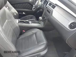 2012 Ford Mustang V6 z VIN 1ZVBP8EM4C5276765, wystawiony jako IAAI lot #42606236 z przebiegiem 129 111 mil mil oraz . Historia ofert i sprzedaży dostępna na DreamBid. Obrazek 5.