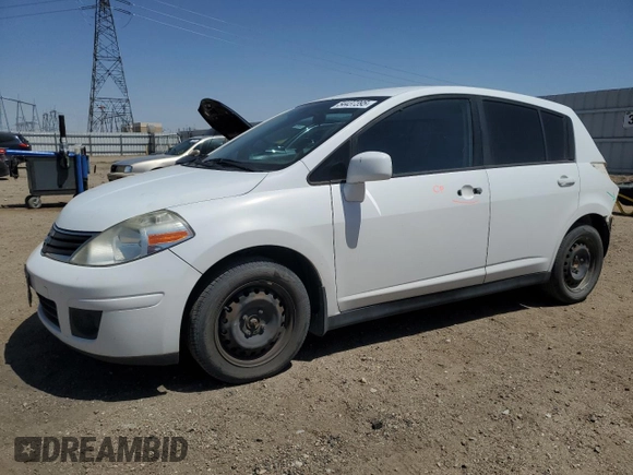 2010 Nissan Versa S z VIN 3N1BC1CP3AL369134, wystawiony jako Copart lot #54437395 z przebiegiem 236 643 mil mil oraz Szkoda całkowita • Salvage title. Historia ofert i sprzedaży dostępna na DreamBid. Obrazek 1.