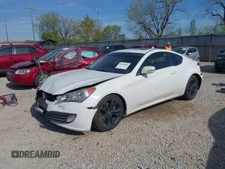 2010 Hyundai Genesis Coupe Grand Touring z VIN KMHHU6KH2AU023718, wystawiony jako IAAI lot #42090880 z przebiegiem 228 944 mil mil oraz . Historia ofert i sprzedaży dostępna na DreamBid. Obrazek 2.