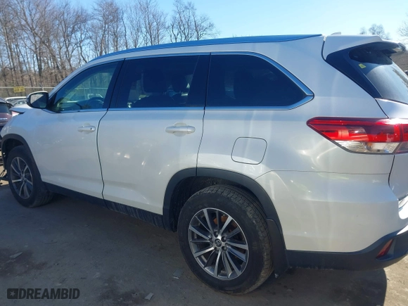 2019 Toyota Highlander SE with VIN 5TDJZRFH1KS922403, listed as a IAAI auction lot 41430051 with 93,767 mi miles. Bid and sale history available at carsss.com. Image 14.