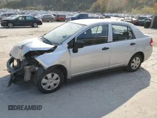 2009 Nissan Versa 1.6 z VIN 3N1CC11E99L440760, wystawiony jako Copart lot #77877864 z przebiegiem 180 279 mil mil oraz Szkoda całkowita • Salvage title. Historia ofert i sprzedaży dostępna na DreamBid. Obrazek 1.