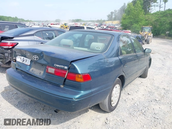 1997 Toyota Camry LE z VIN 4T1BG22K2VU778245, wystawiony jako IAAI lot #42145592 z przebiegiem 276 611 mil mil oraz . Historia ofert i sprzedaży dostępna na DreamBid. Obrazek 4.