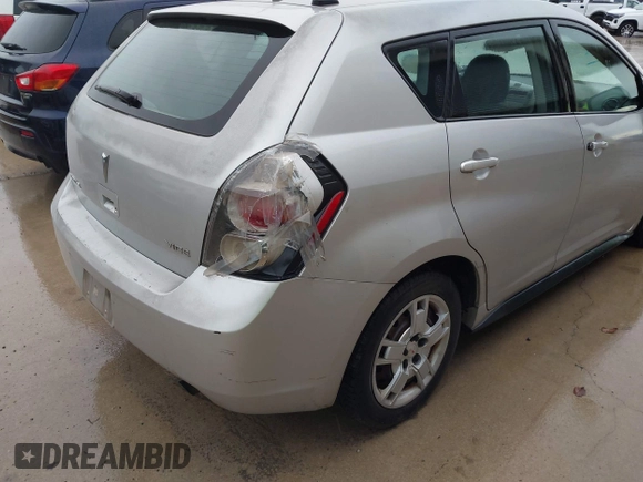 2009 Pontiac Vibe 1SB z VIN 5Y2SP67069Z412302, wystawiony jako IAAI lot #42282155 z przebiegiem 210 288 mil mil oraz . Historia ofert i sprzedaży dostępna na DreamBid. Obrazek 6.