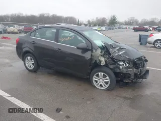 2016 Chevrolet Sonic LT z VIN 1G1JC5SH9G4167061, wystawiony jako IAAI lot #42000925 z przebiegiem 132 886 mil mil oraz . Historia ofert i sprzedaży dostępna na DreamBid. Obrazek 1.