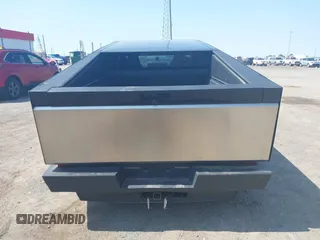 2024 Tesla Cybertruck с VIN 7G2CEHED5RA053763, выставлен на аукционе IAAI как лот 42337217 с пробегом Не указан миль и . История ставок и продаж доступна на DreamBid. Изображение 15.