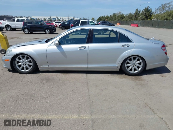 2007 Mercedes-Benz S 550 z VIN WDDNG71X77A018785, wystawiony jako IAAI lot #42114156 z przebiegiem 177 269 mil mil oraz . Historia ofert i sprzedaży dostępna na DreamBid. Obrazek 14.